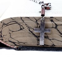 Ett kors halsband på en bibel.