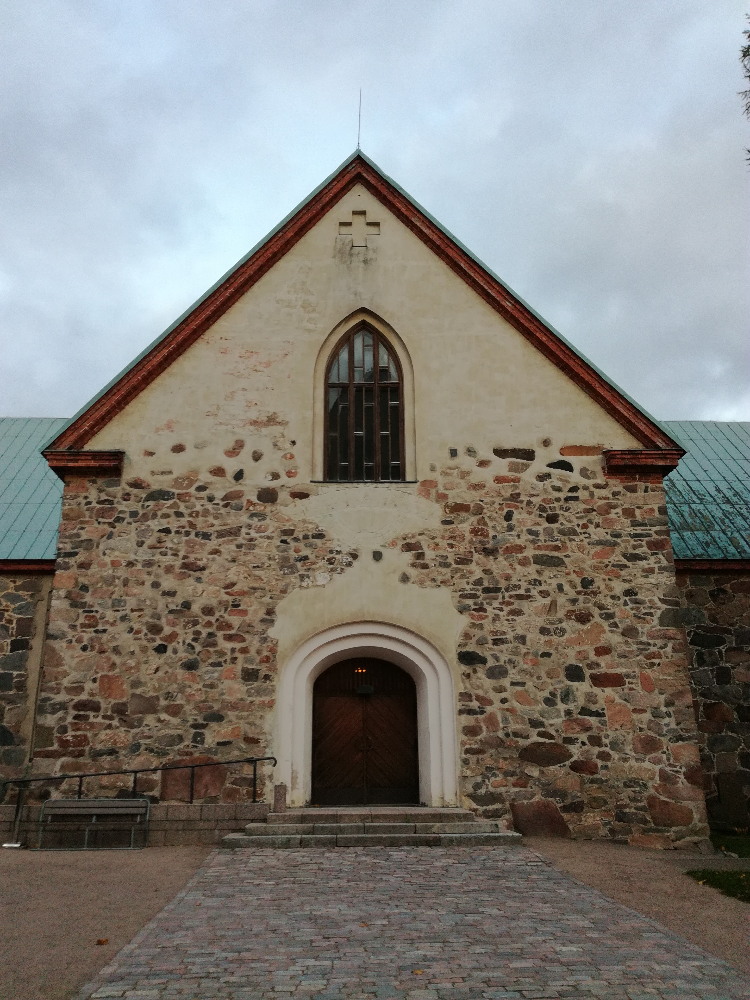 Foto på kyrkans huvudingång. 