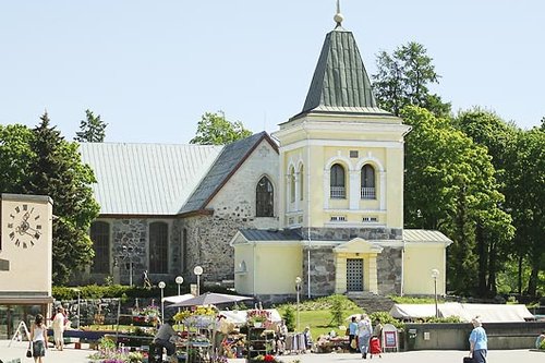 En bild på Kyrkslätts kyrka och klocktornet från torg sidan