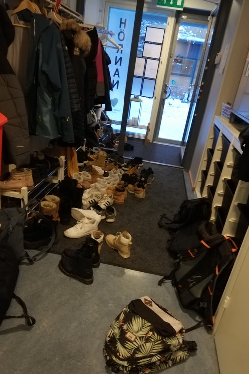 Tambur med mycke skor och rockar