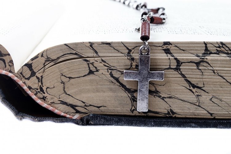 Ett kors halsband på en bibel