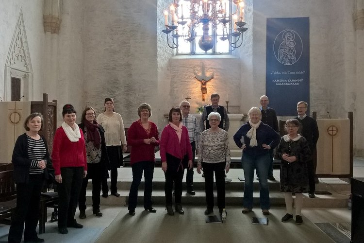 Mikaelikörens medlemmar framme vi altaret i domkyrkan i Haapsalu